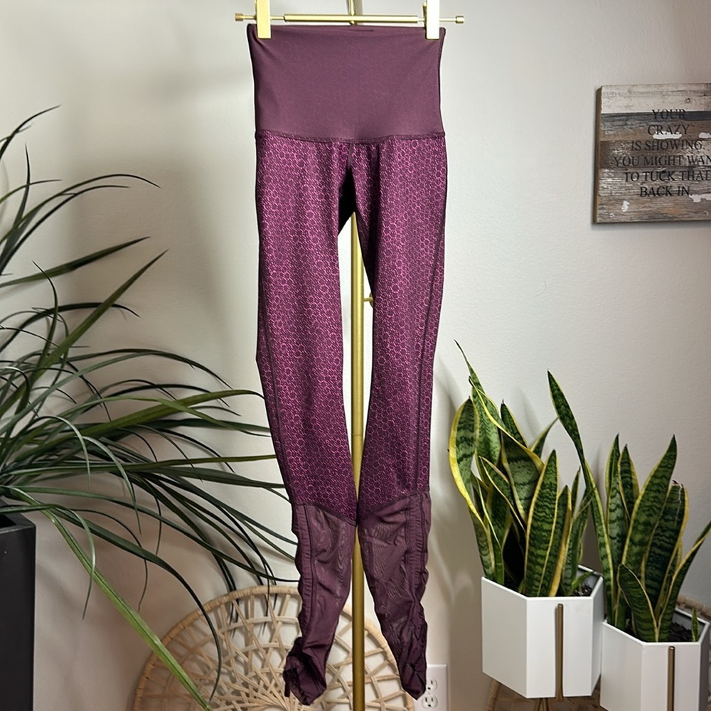 157. Lululemon Sweaty Endeavor Tight
Star Pixel Raspberry Bordeaux Drama - Picture 8 of 12